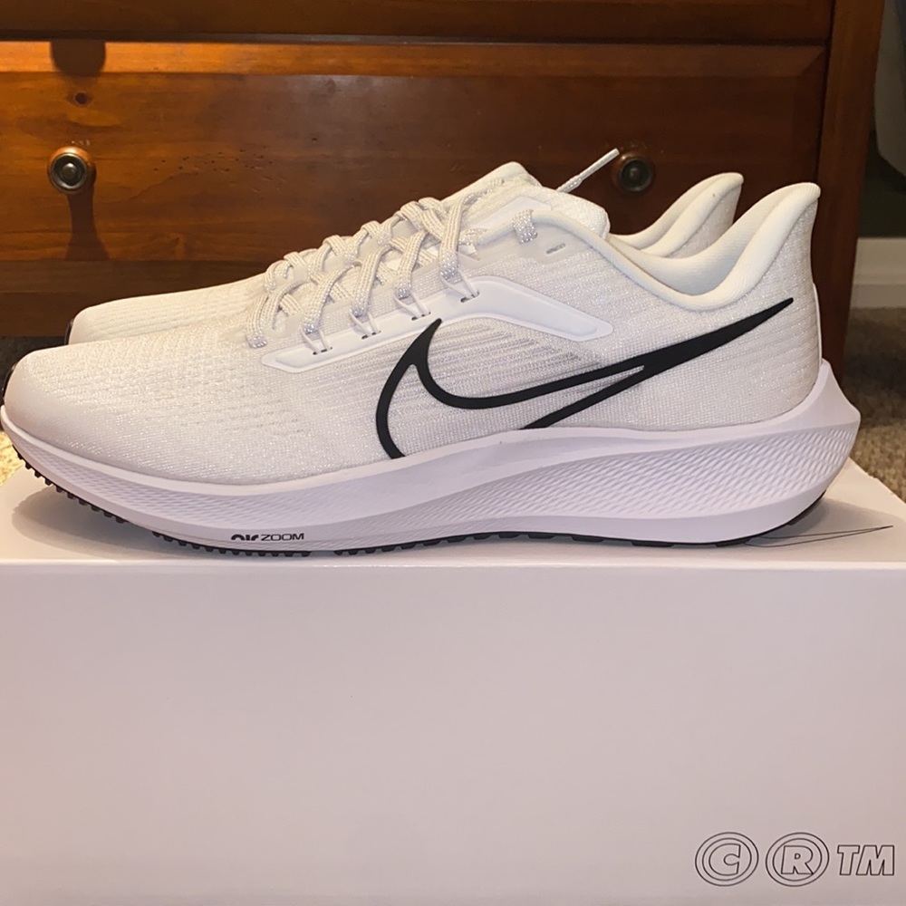 Brand new, never even tried on custom Nike Pegasus 39. All white
